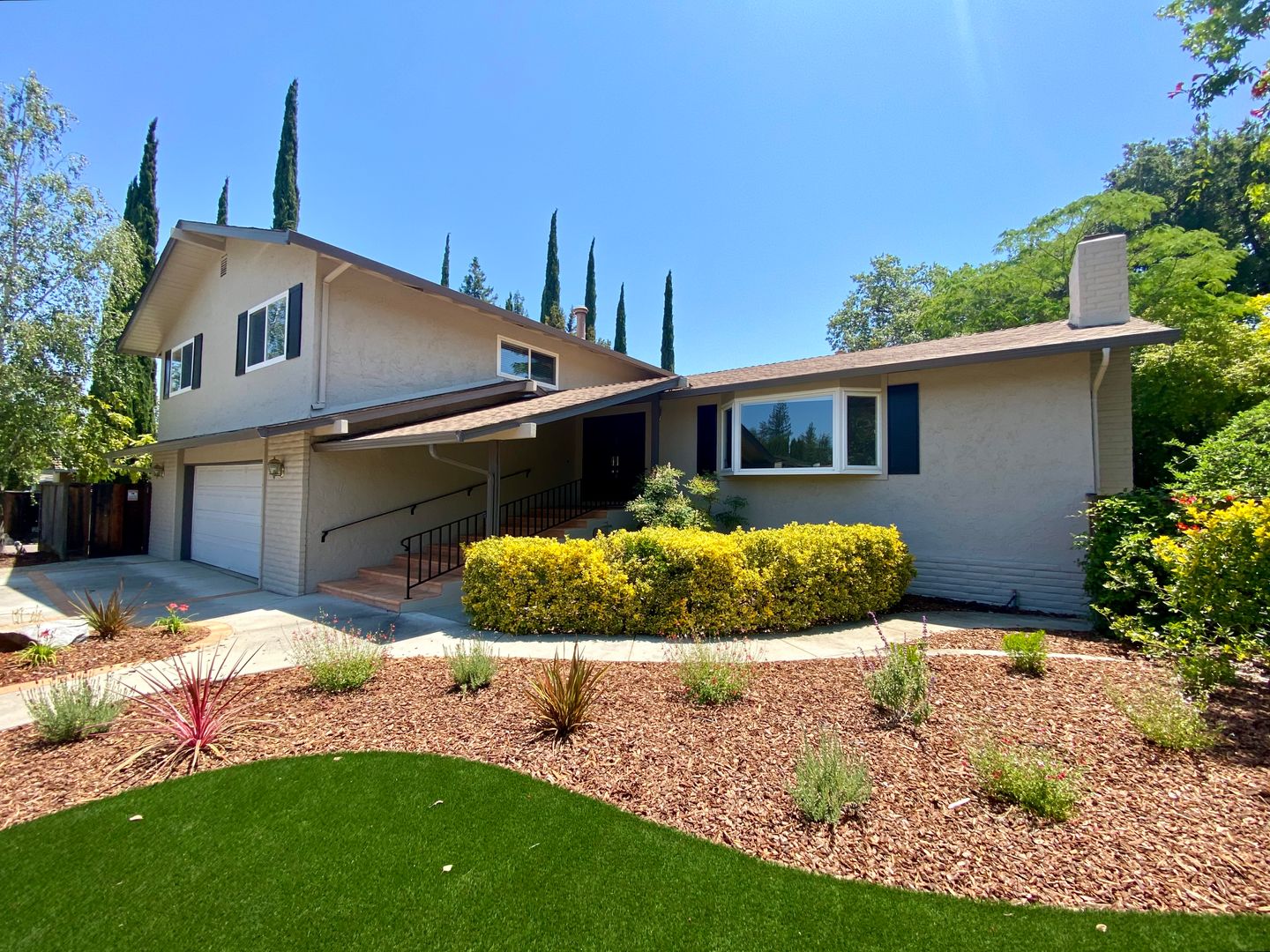 Saratoga House: 12260 Via Roncole