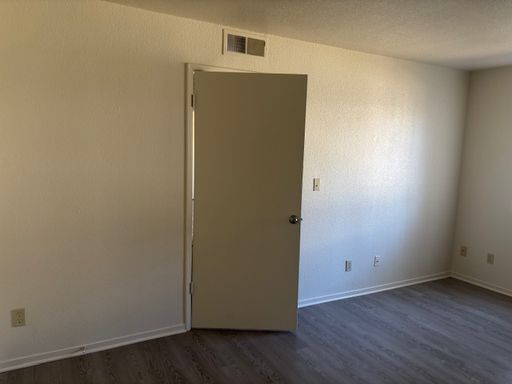 Beautiful 2 Bedroom 1 Bathroom Upstairs Apartment – photo 1