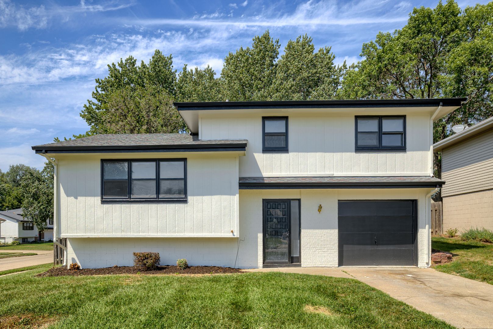 Omaha House: 15342 Sarpy Circle