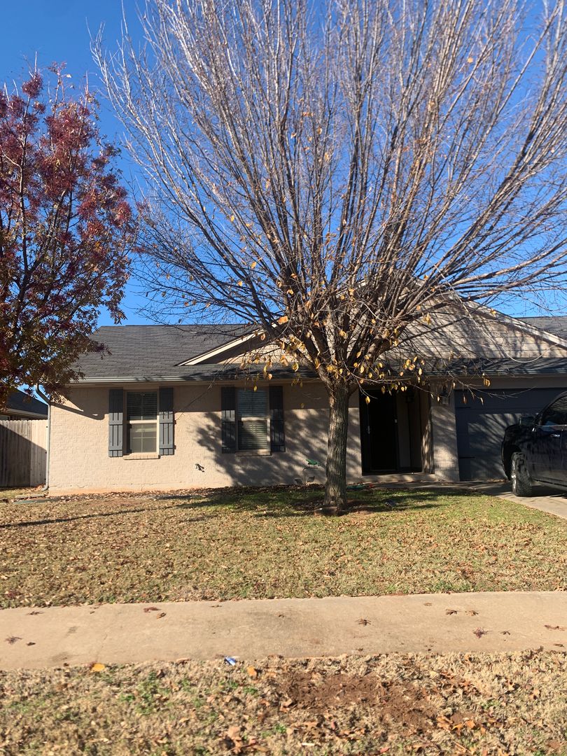 Moore House: 517 Post Oak Lane