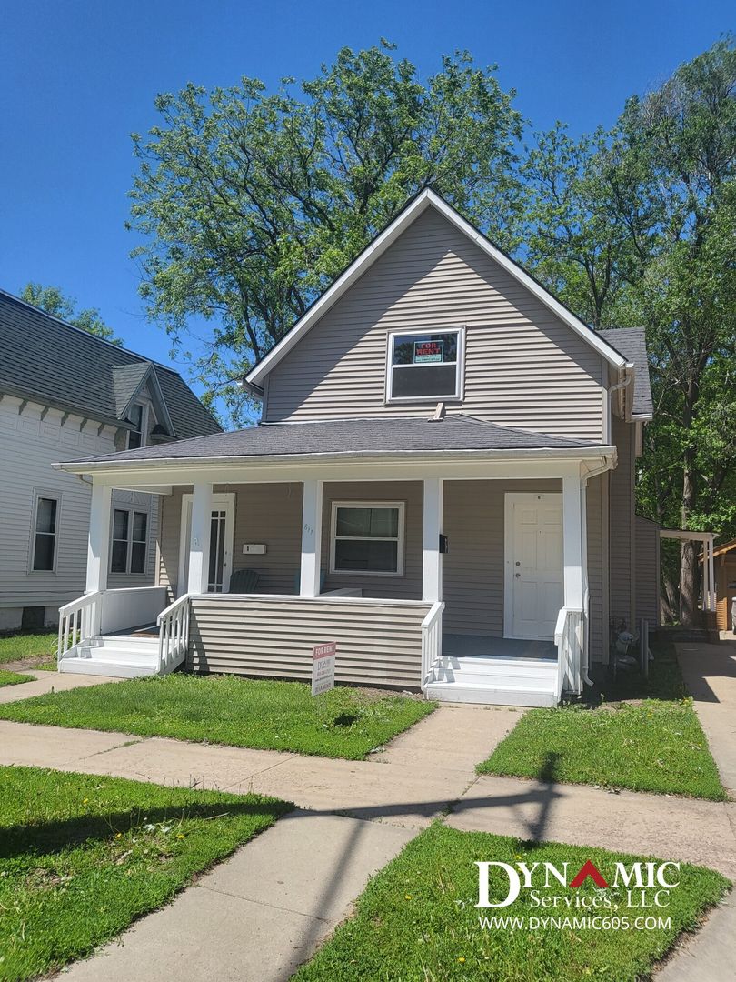 Sioux Falls Apartment: 811 S Summit Ave