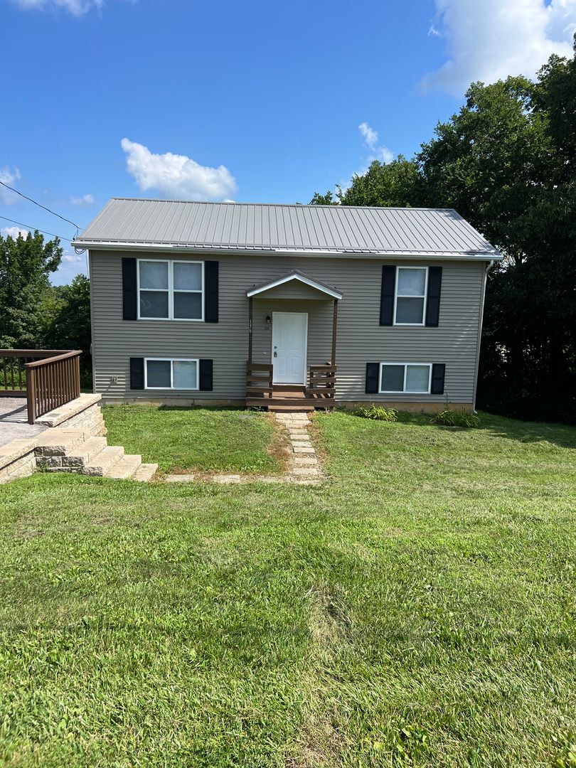 Villa Ridge Townhome: 136 Baker St.