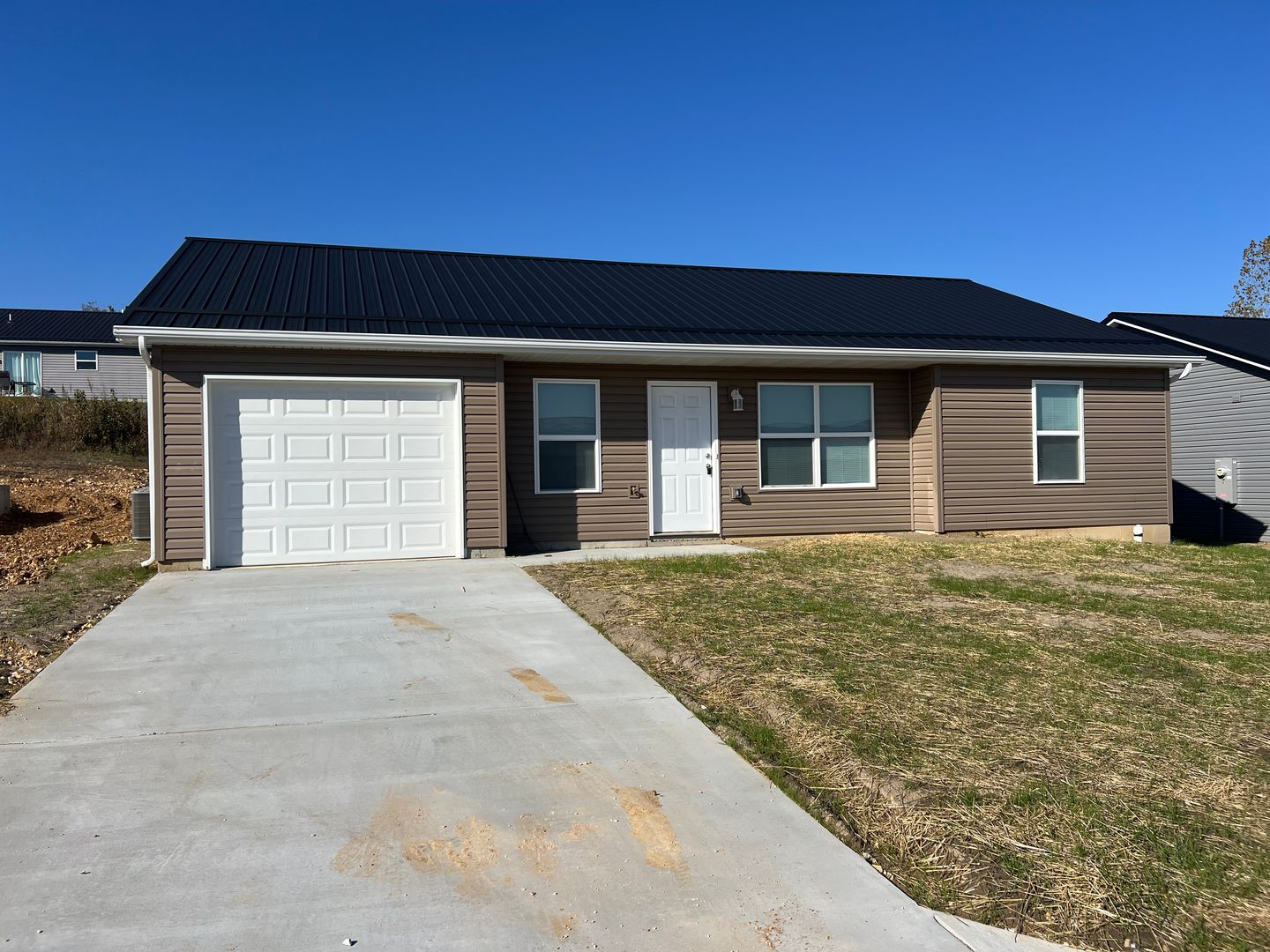 NEW 3 bed/2 bath with 1 car garage for lease close to Hwy 44