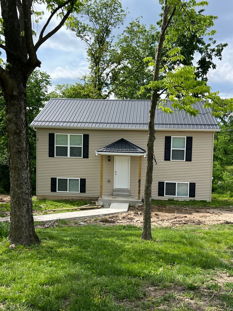 Villa Ridge Townhome: 211 Baker