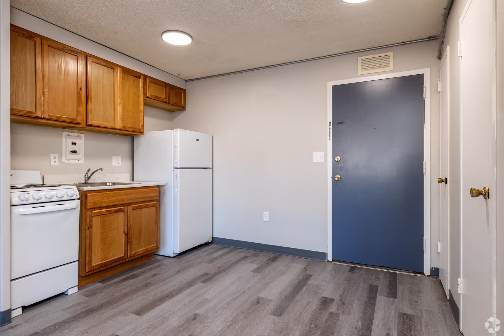 Independece Apartment: 728 N. Jennings Rd