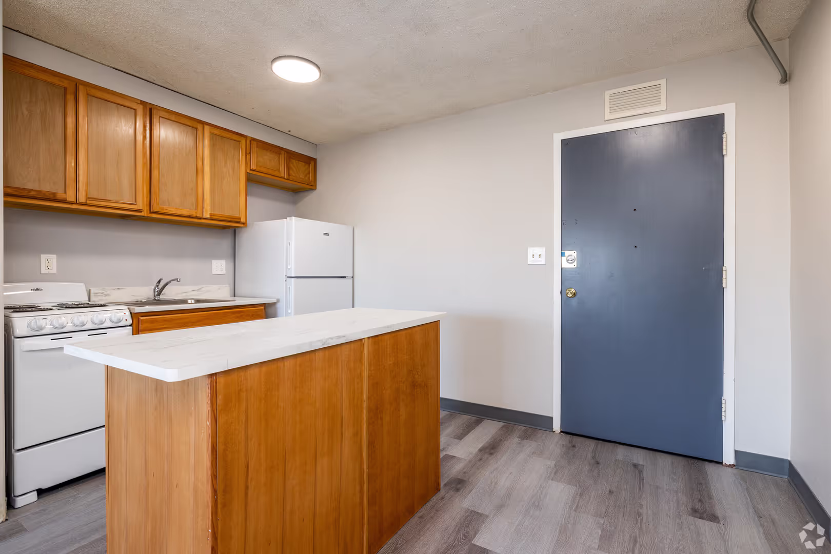 Independece Apartment: 728 N. Jennings Rd