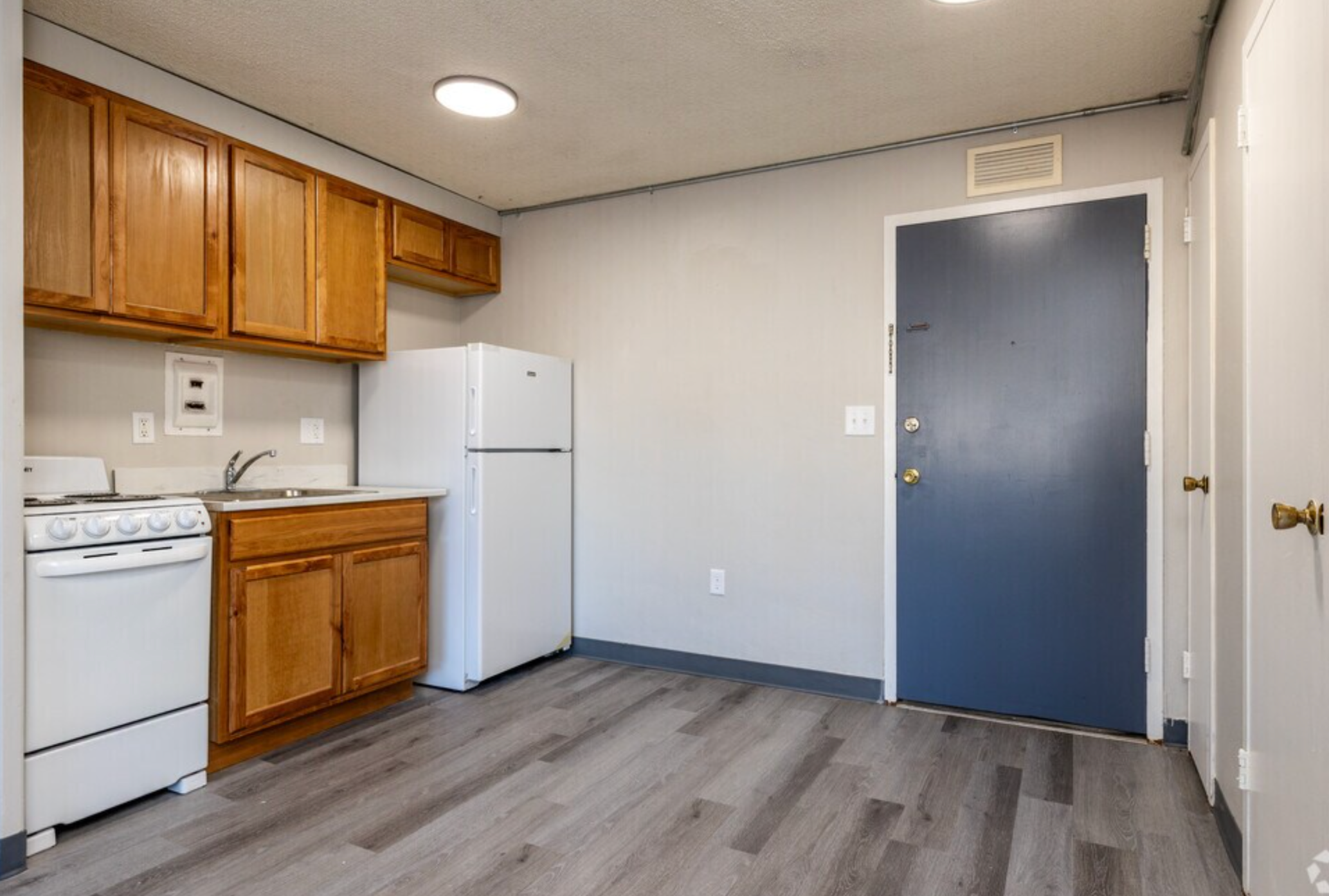Independence Apartment: 728 N. Jennings Rd