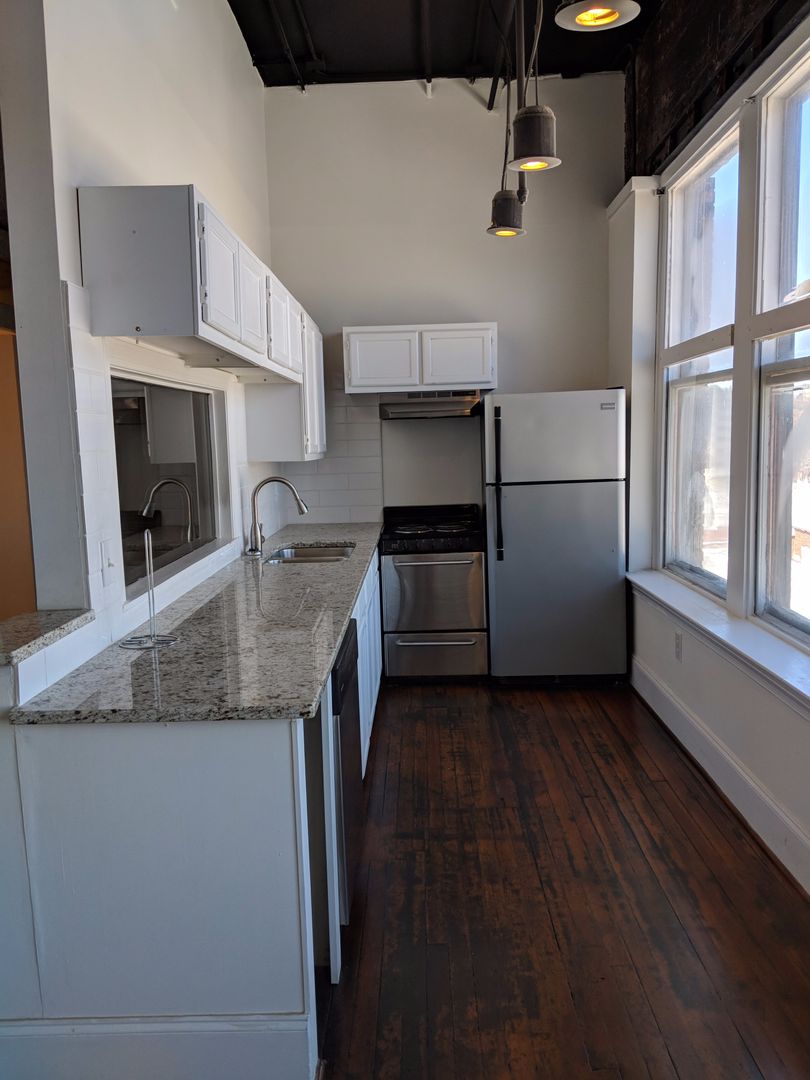 Gainesville Apartment: 114 Washington St. SE