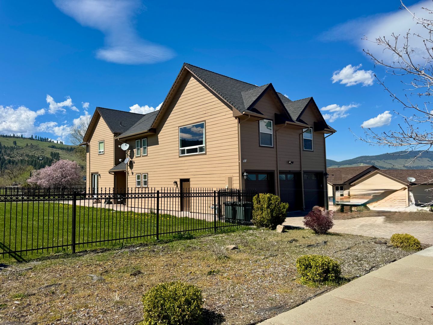 La Grande Apartment: 130 Ridge Dr