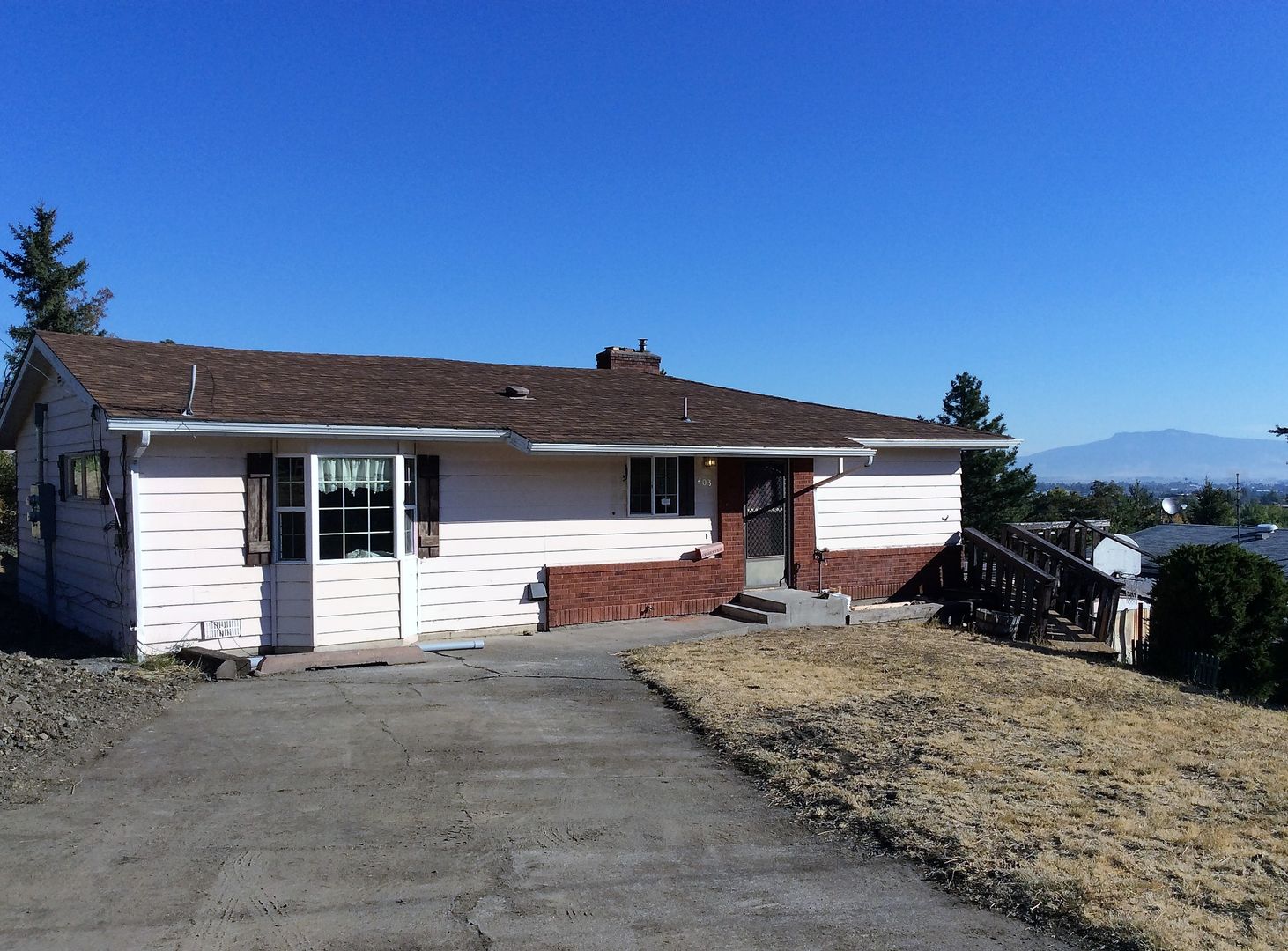 La Grande Apartment: 403 or 405 B Ave