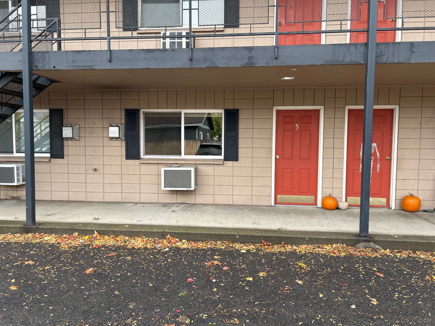 La Grande Apartment: 2005 2nd St