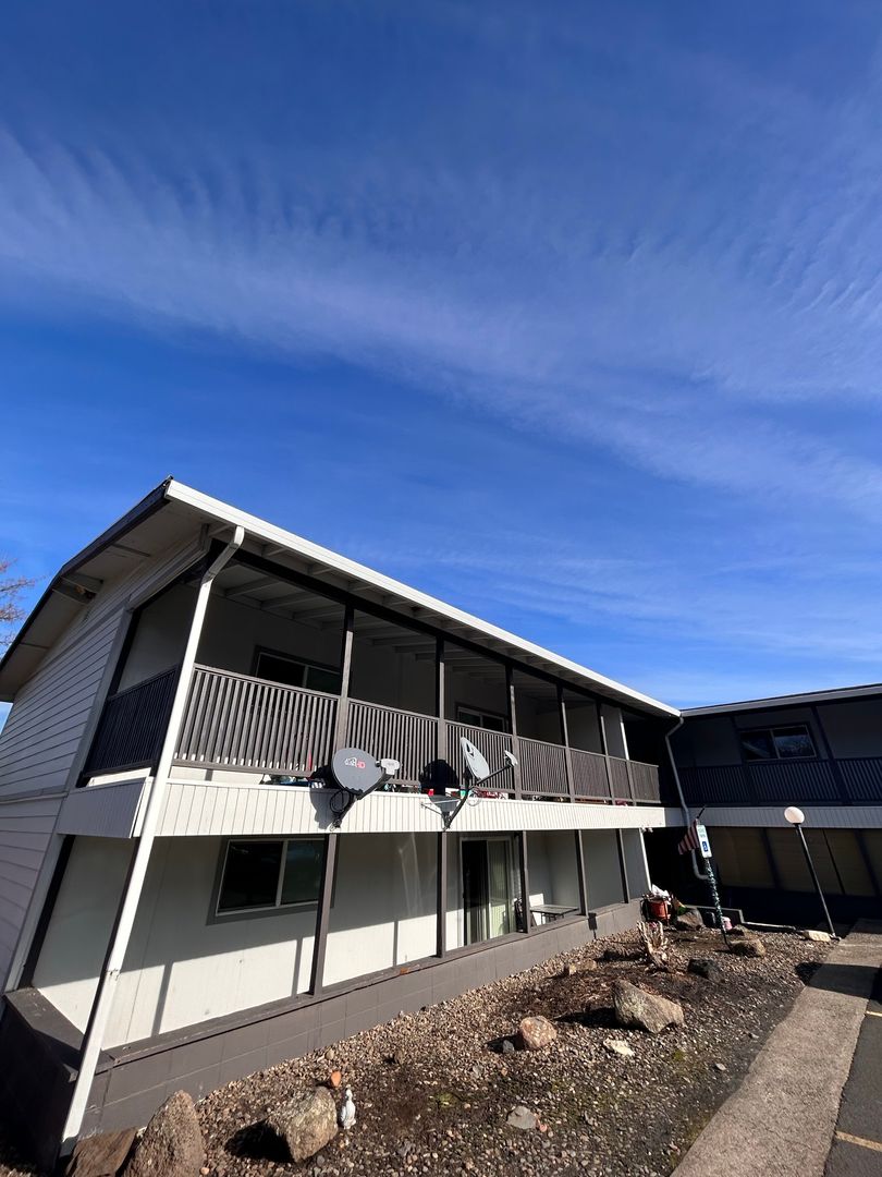 La Grande Apartment: 611 12th St.