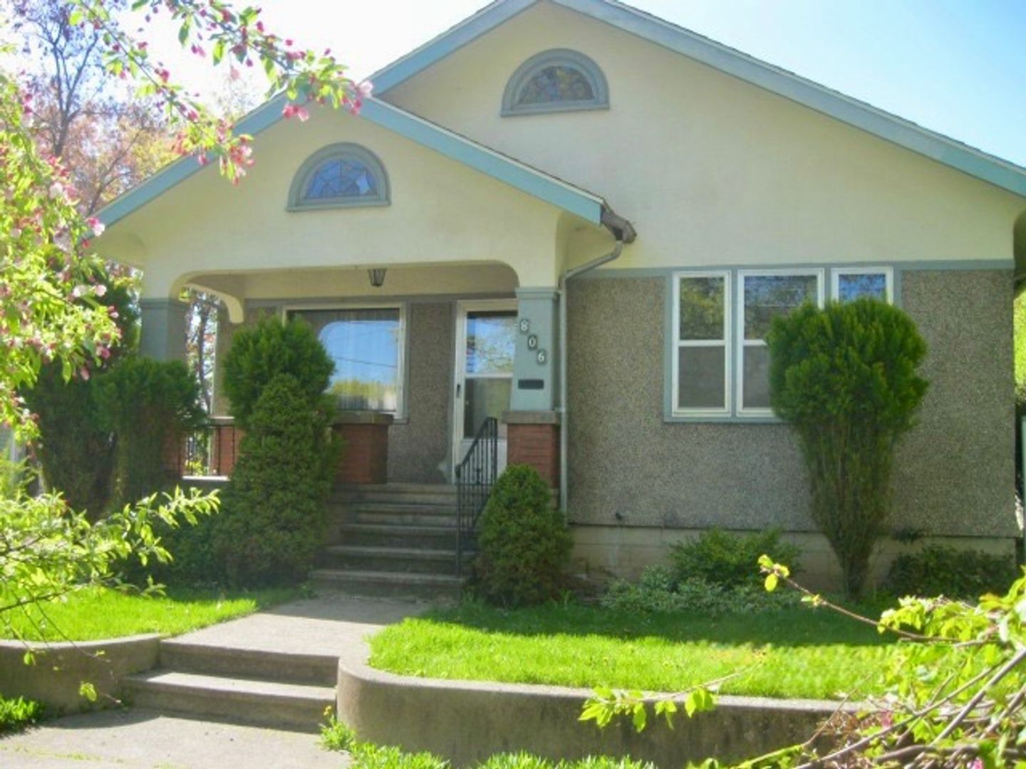 La Grande House: 806 Spring Ave