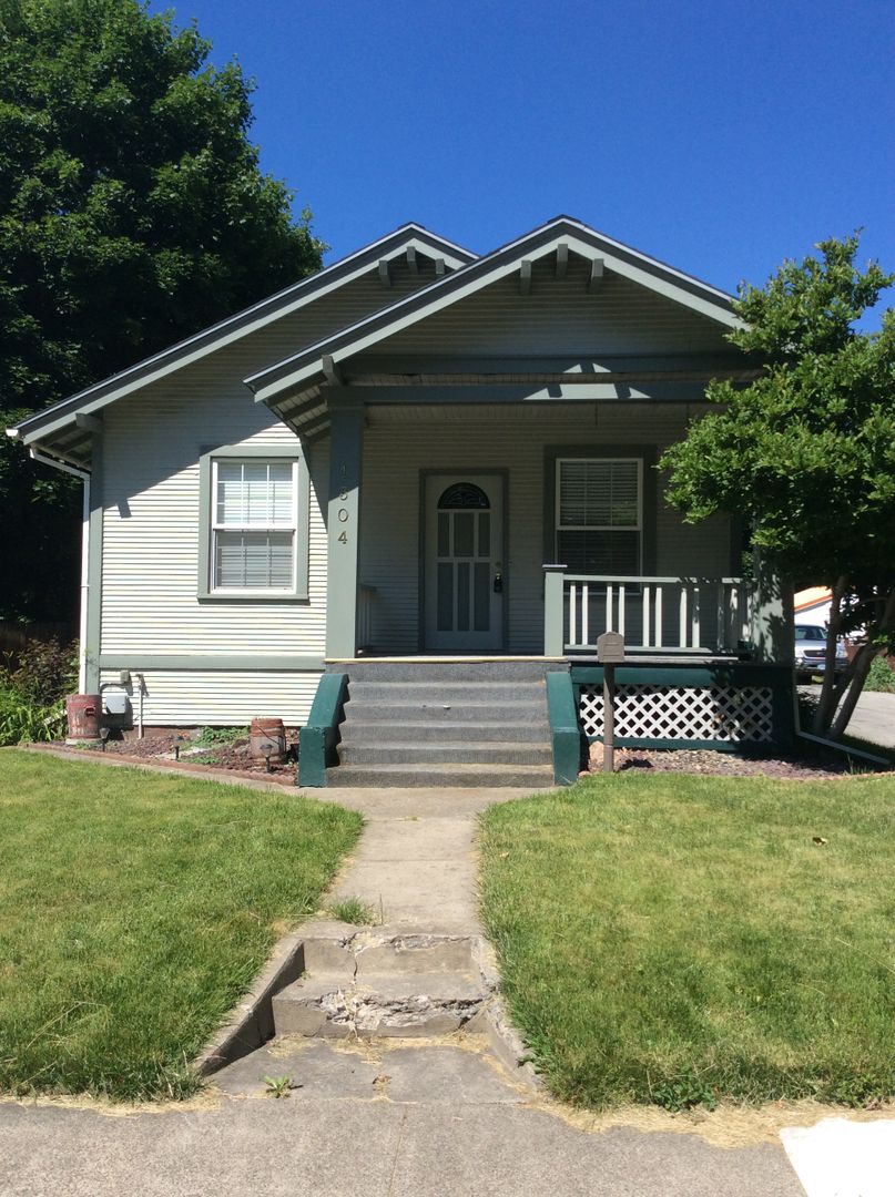 La Grande Apartment: 1304 8th St.