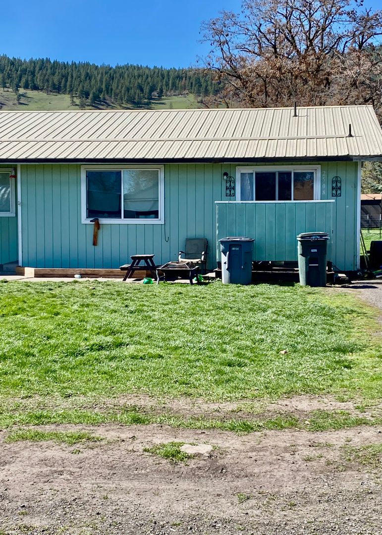 La Grande Apartment: 2506 & 2508 N 1st Street