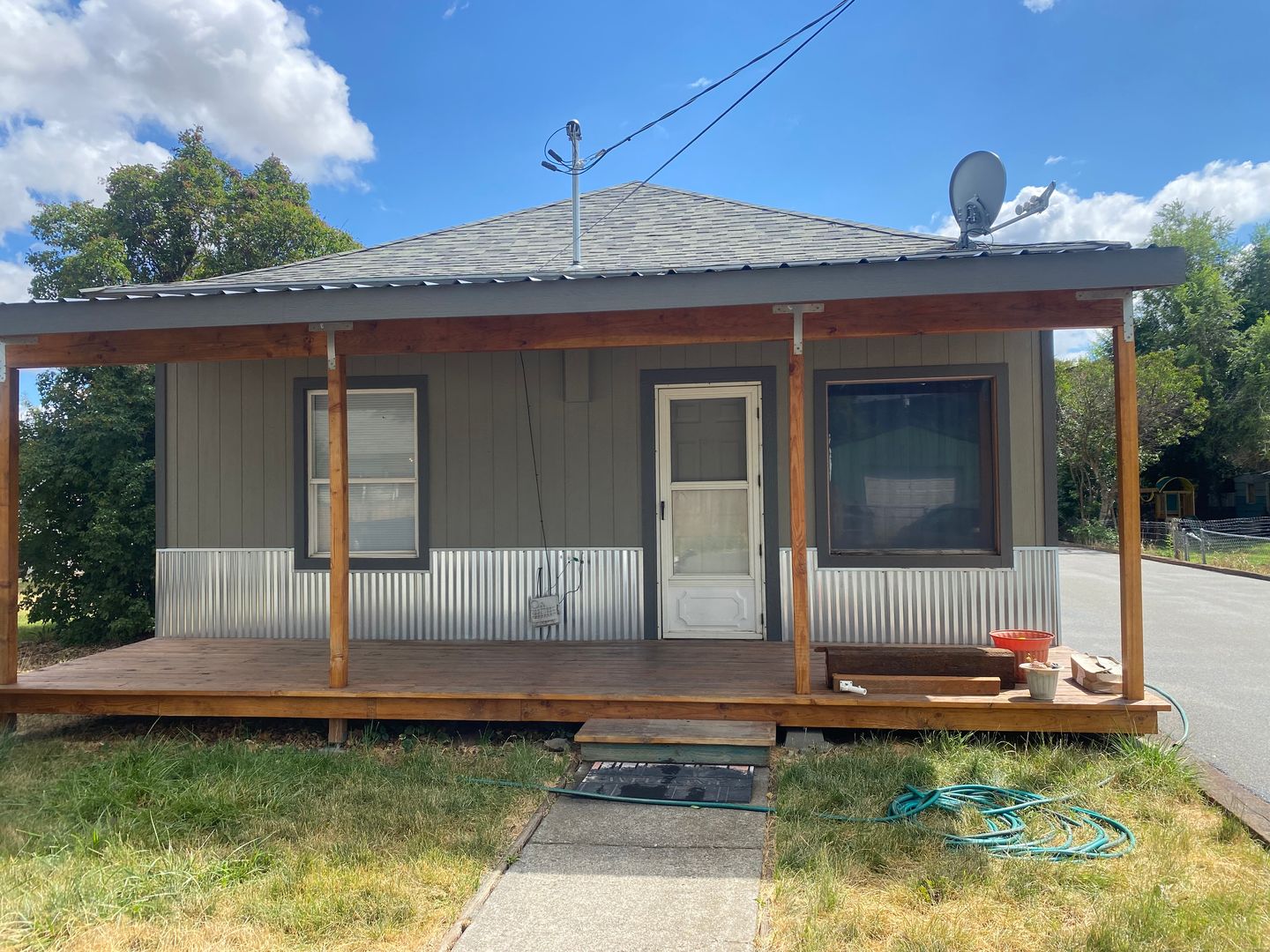 La Grande Apartment: 1607 Willow St