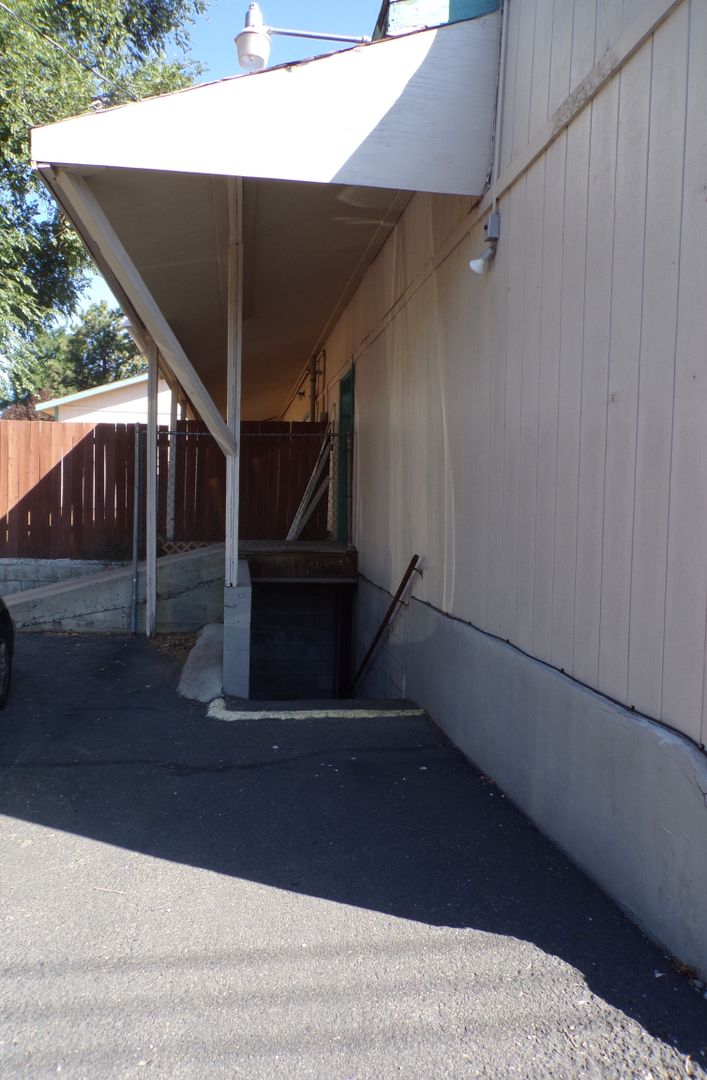 La Grande Apartment: Corner of Cove ave and Willow Street