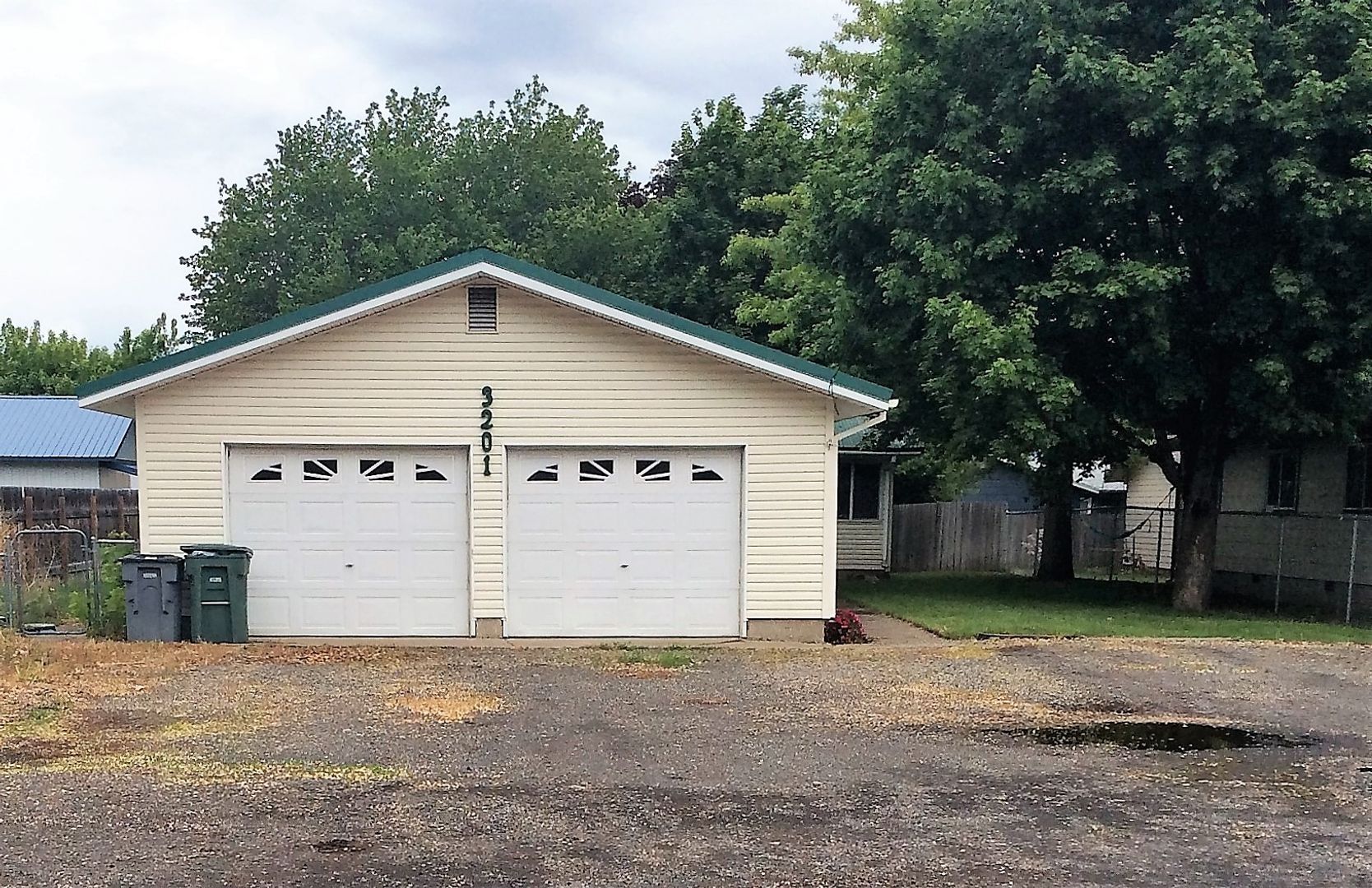 La Grande Apartment: 3201 N Walnut