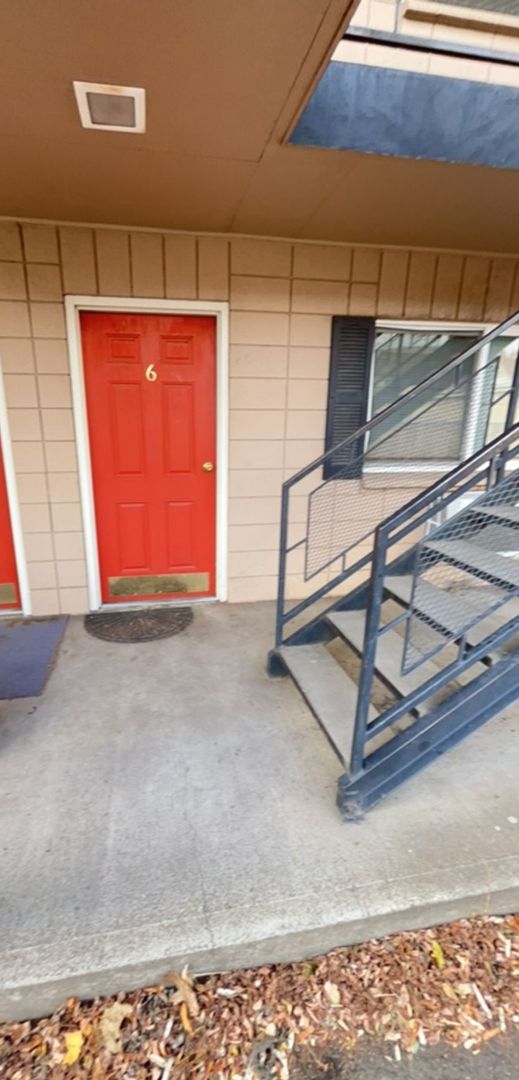 La Grande Apartment: 2005 2nd St