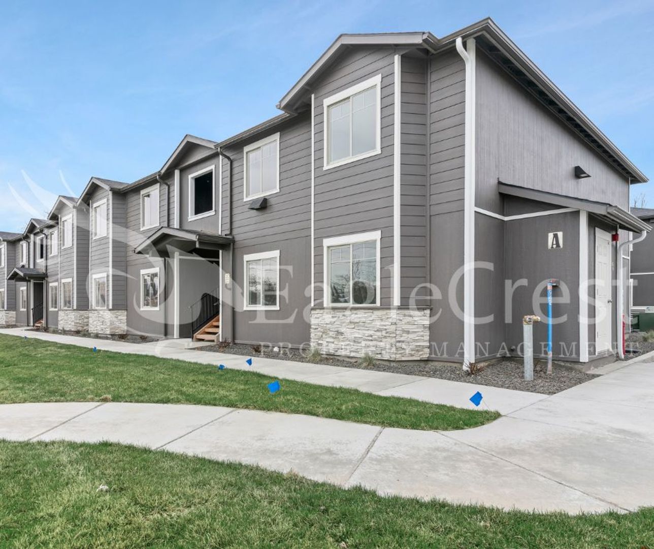 College Place Apartment: 942 NE Spitzenburg St