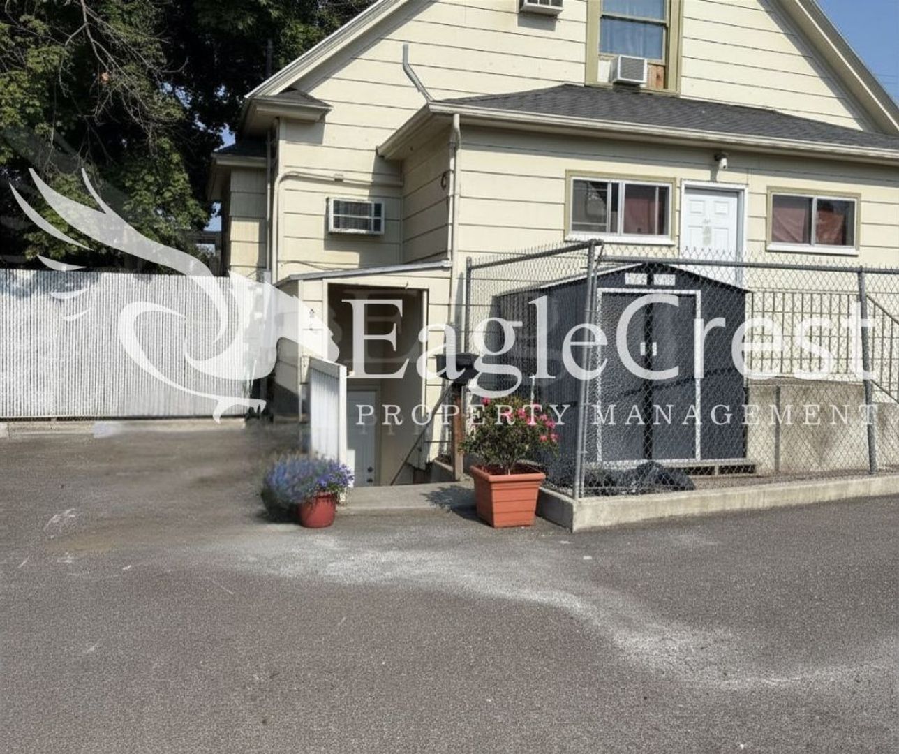College Place Apartment: 706 S. College Ave.