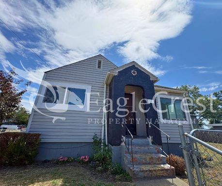 Charming 2-Bedroom Home with Modern Finishes & Fenced Yard – photo 1