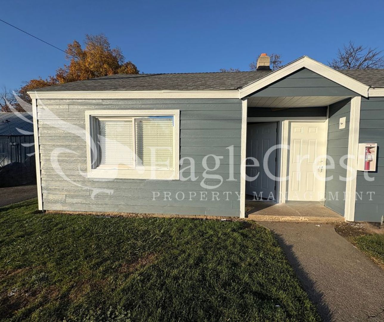 College Place Apartment: 223 SE Roseville Ln