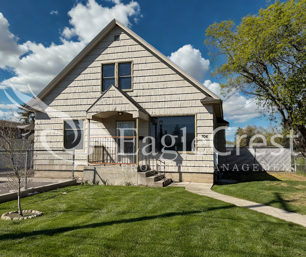 College Place Apartment: 706 S. College Ave.