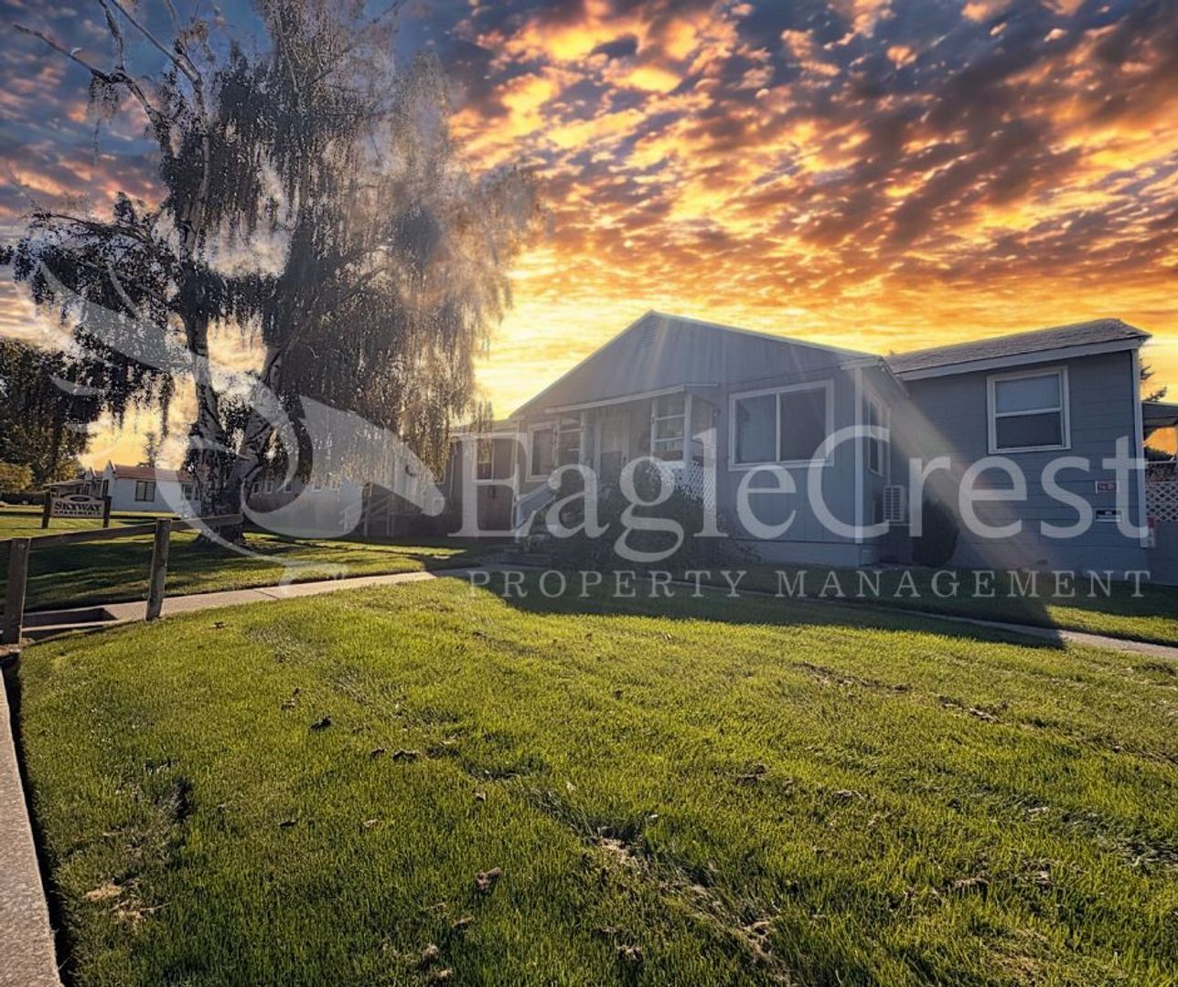 College Place Apartment: 204 SE 12th St