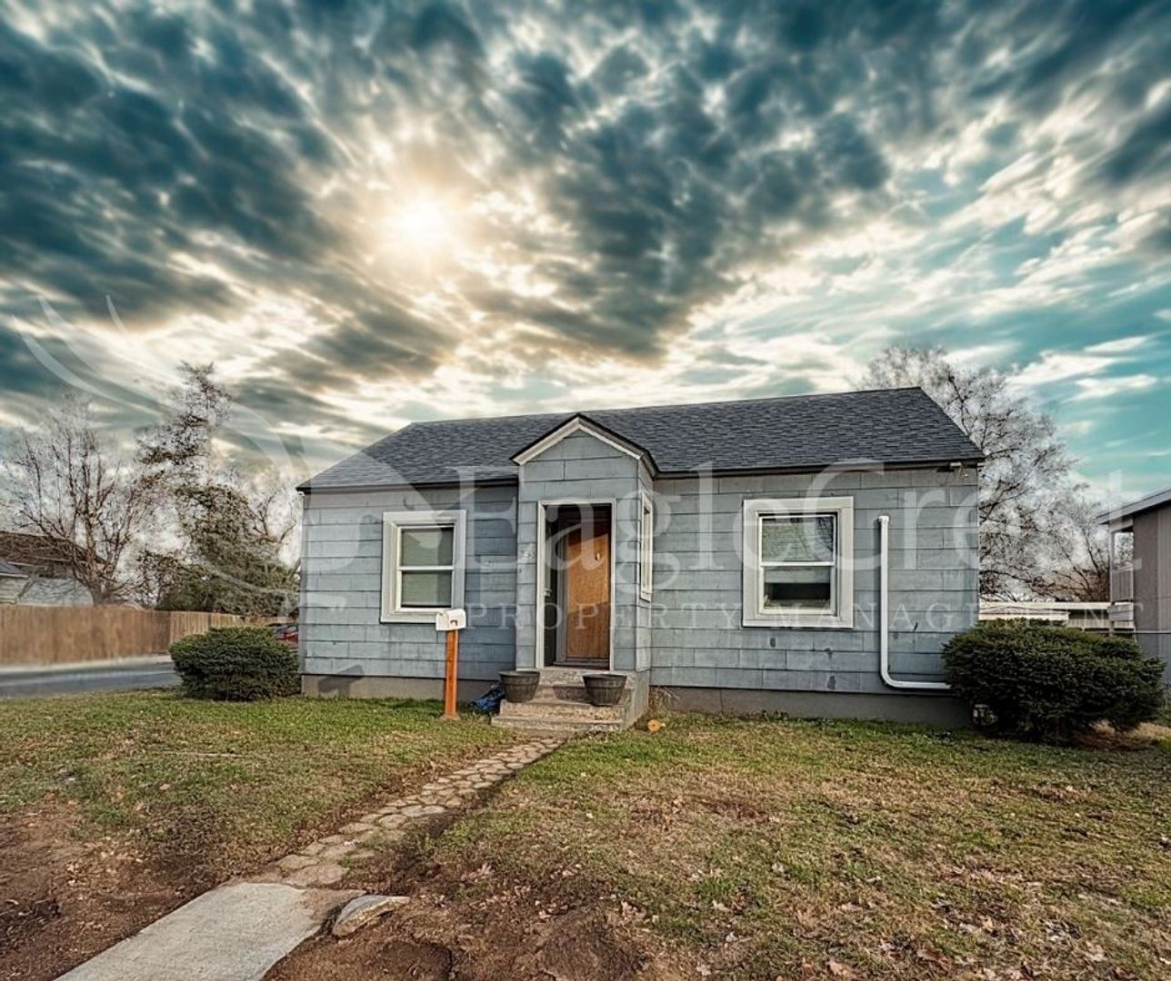 College Place Apartment: 236 N. College Ave.