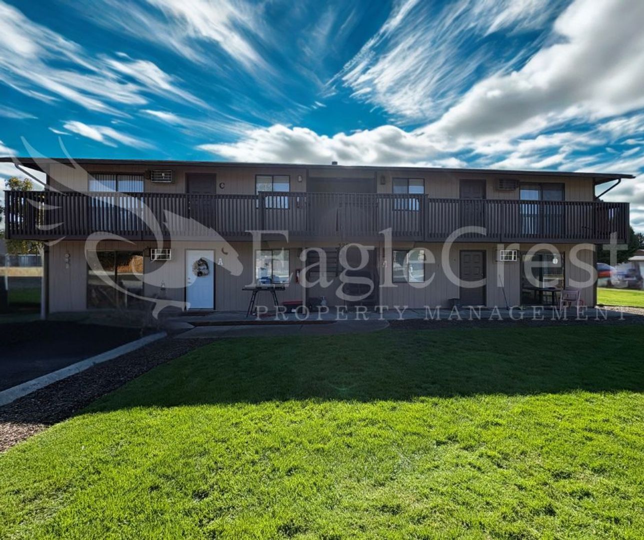 College Place Apartment: 320 NE C St