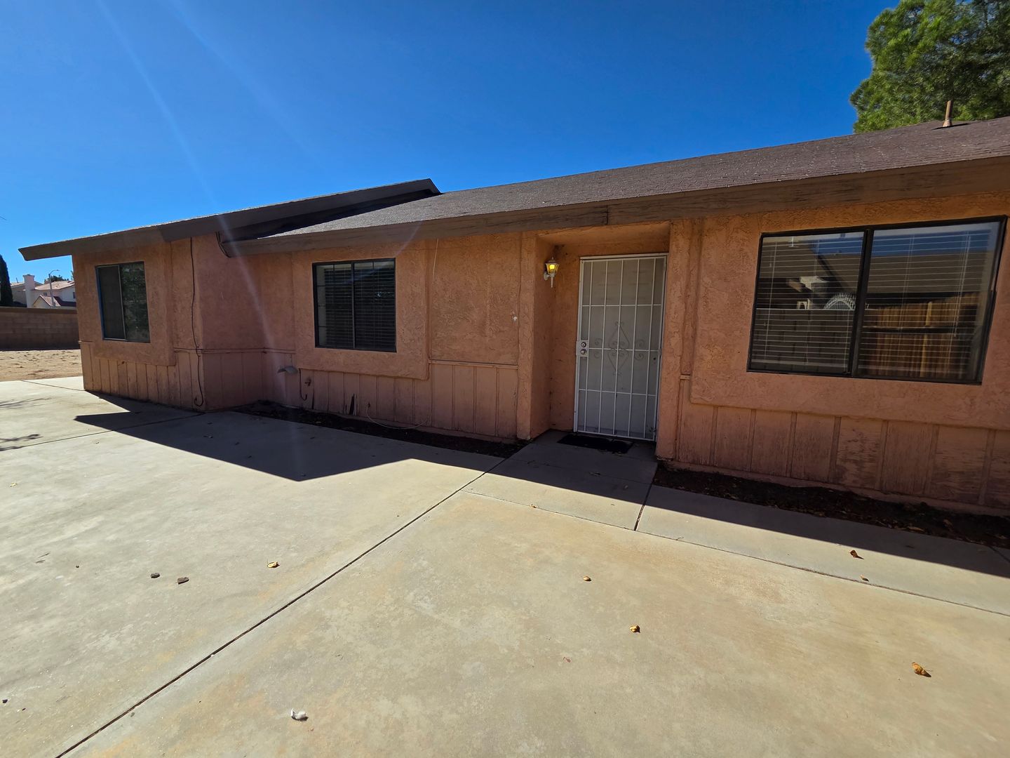 Lancaster House: 1518 East Avenue J3