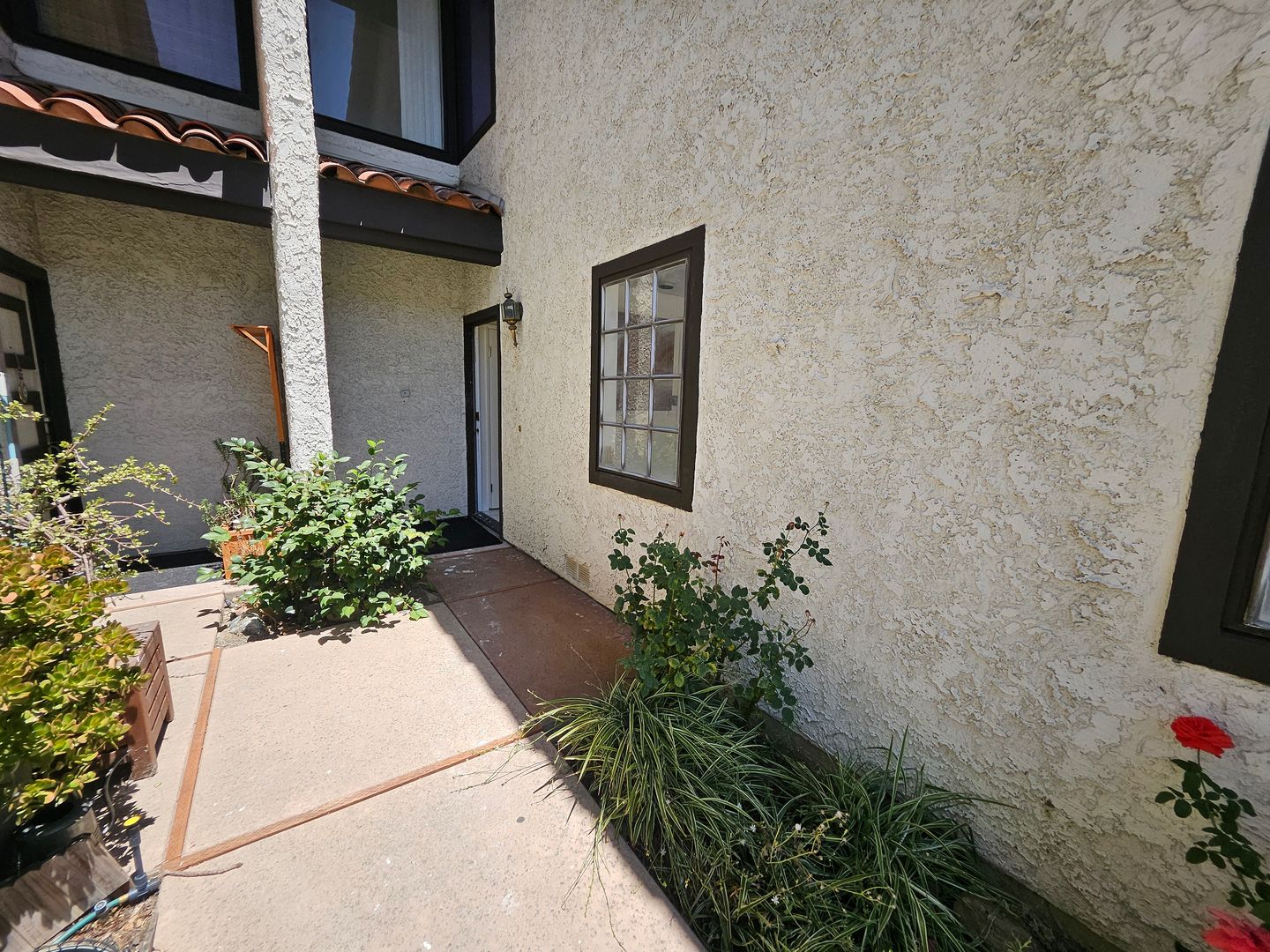 Newhall Apartment: 20967 Judah Ln