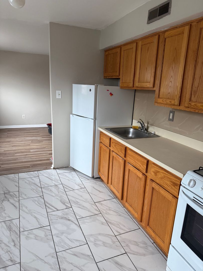 Philadelphia Apartment: 7312 Rockwell Ave