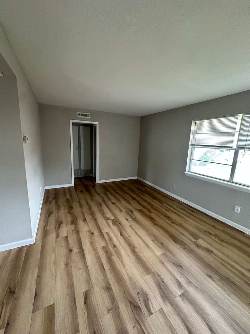 Miami Apartment: 306 13th Ave NE