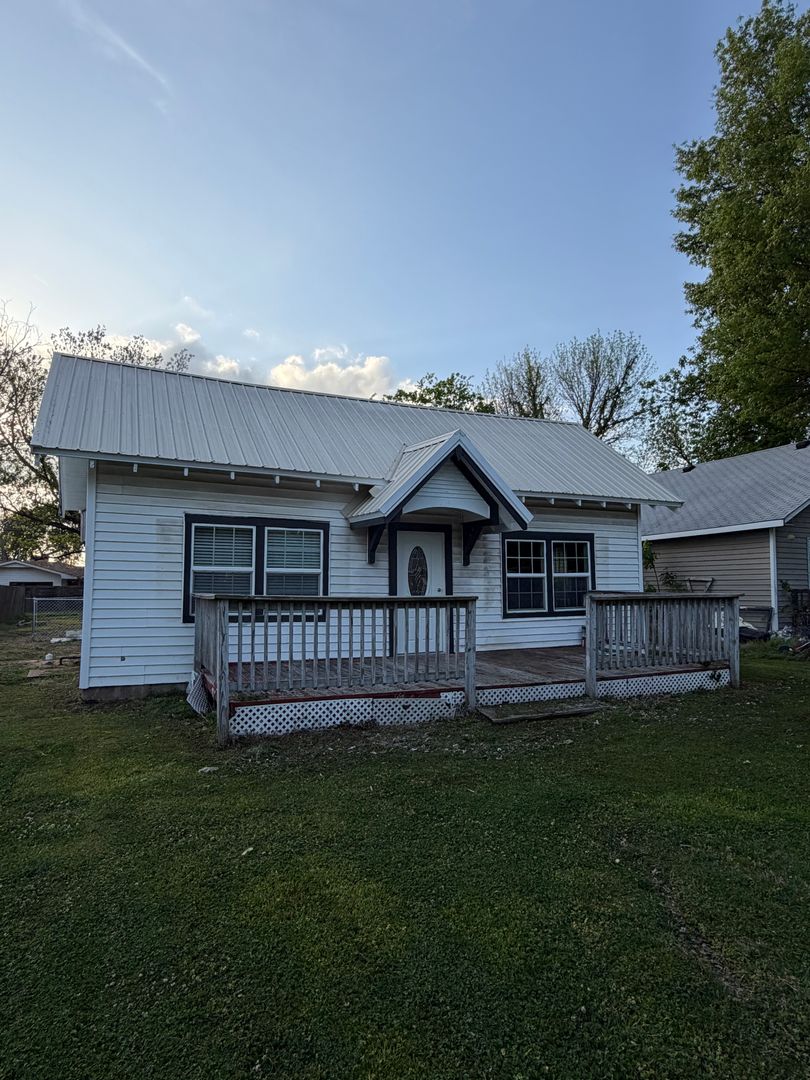 Pryor House: 214 S Rowe