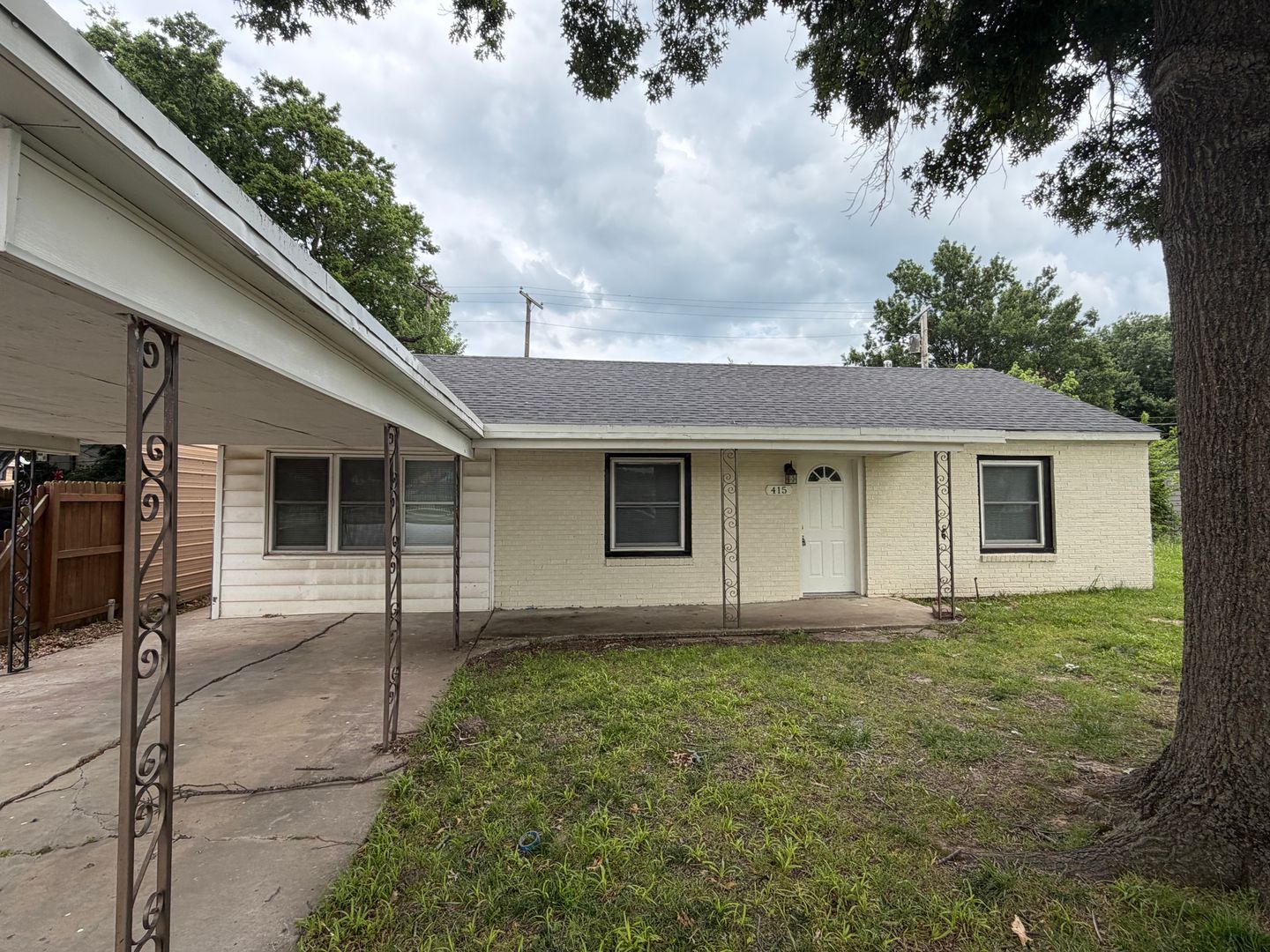 Pryor House: 415 N Orphan St