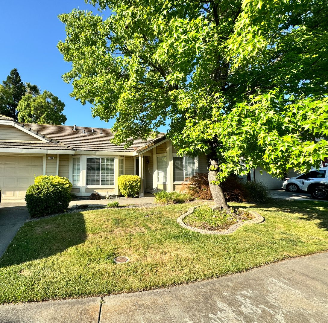 Roseville House: 204 Sapphire Ct
