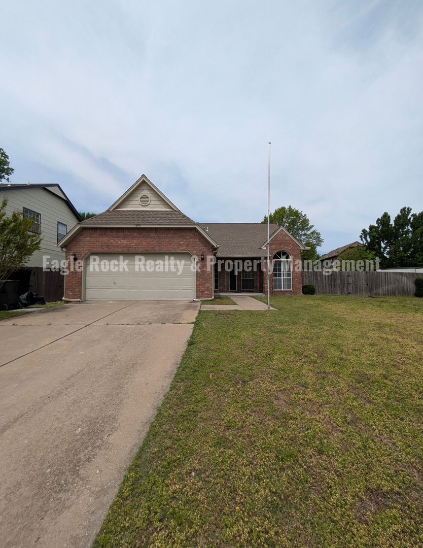 Broken Arrow House: 1304 N Umbrella CR W