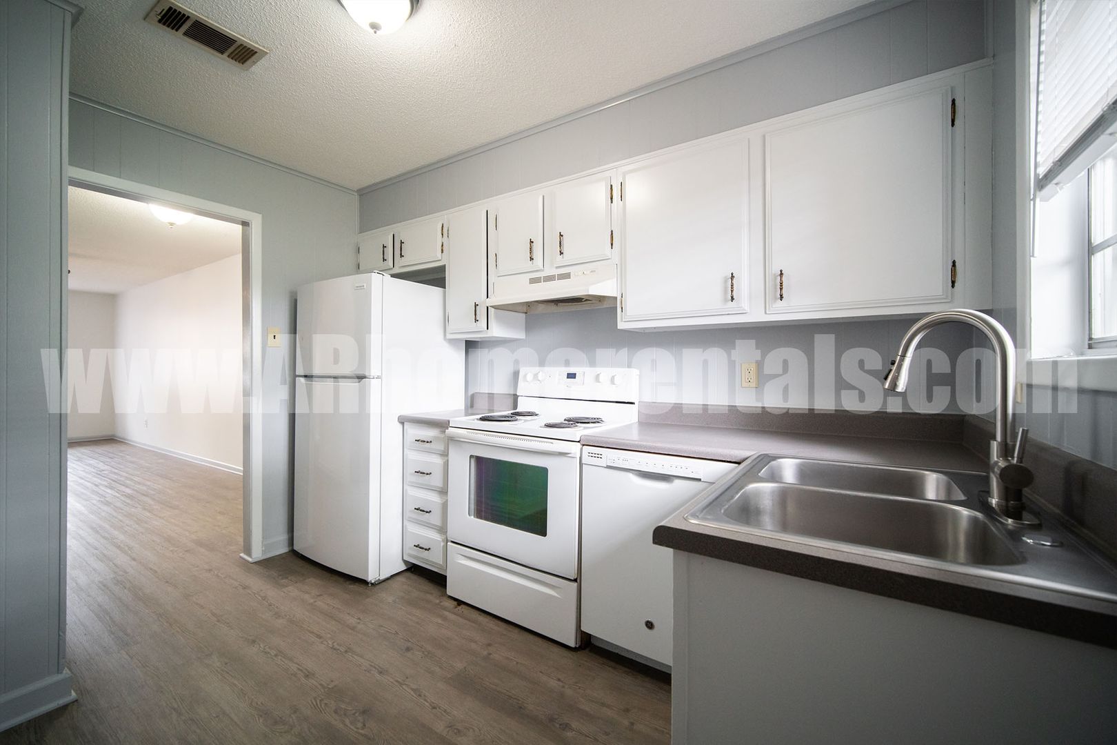 Sherwood Apartment: 8209 Woodview Drive East