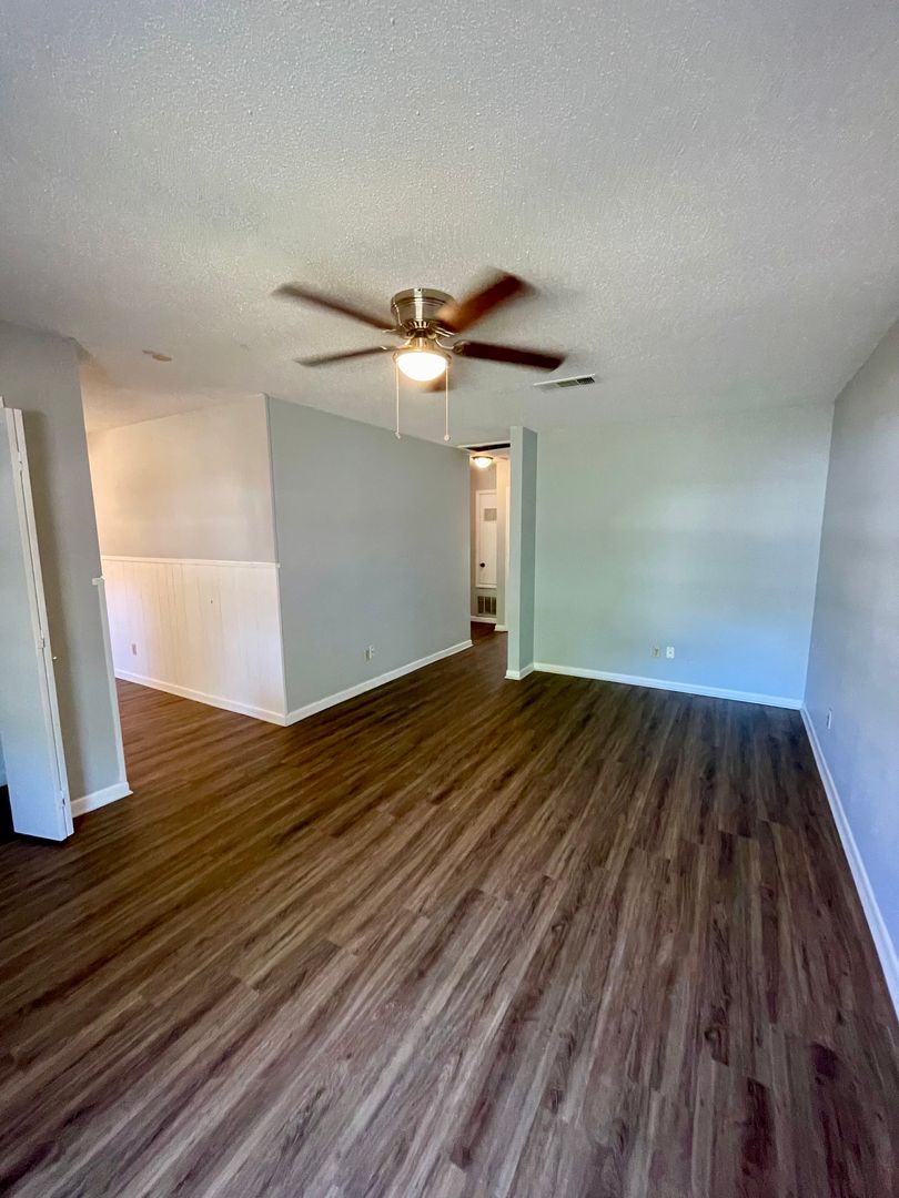 Sherwood Apartment: 29 East Laramie Drive