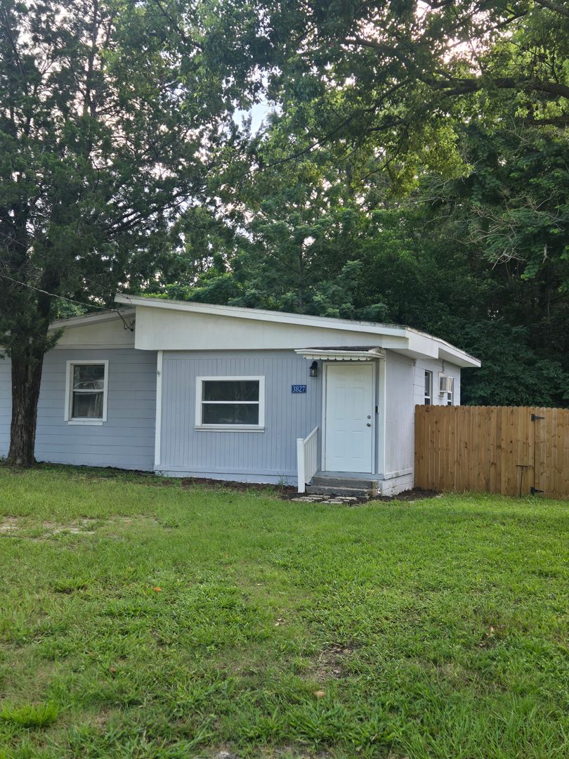 Jacksonville House: 3827 W Eve Drive
