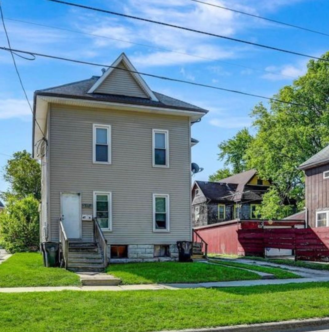 Waterloo Apartment: 310 East 2nd Street