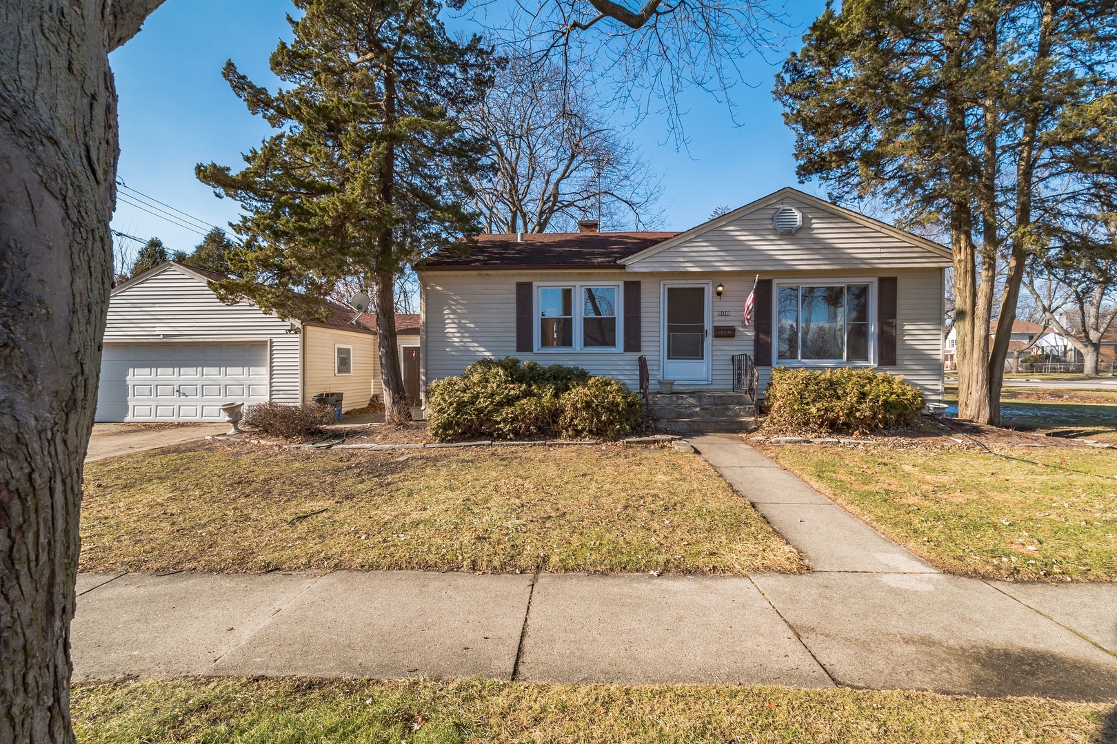 Villa Park House: 808 S Harvard