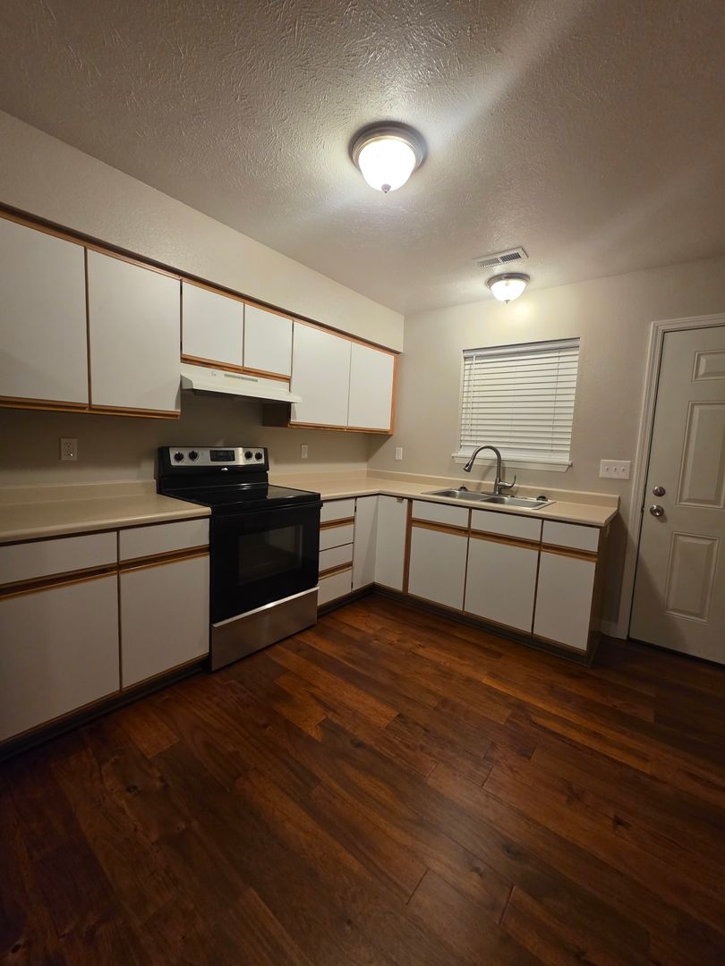 Ontario Apartment: Valley Vista Apartments