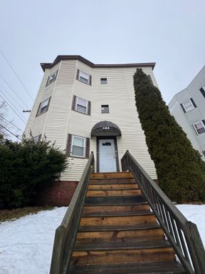 One Bedroom Apartment w/ Off-Street Parking – photo 1