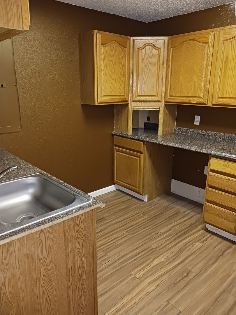 La Grande Apartment: 1609 N Albany St