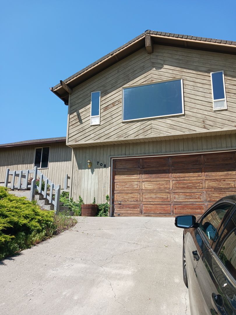 La Grande Apartment: 708 Highland Dr