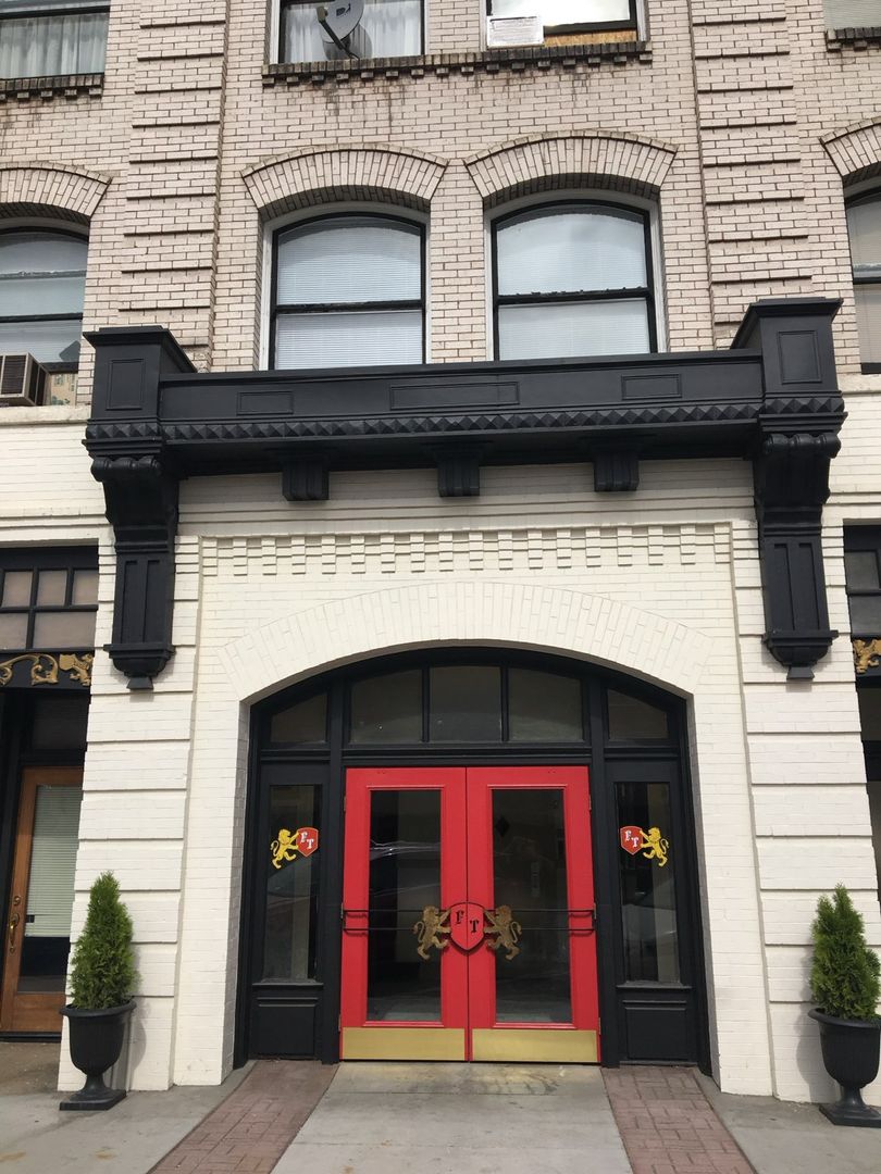 La Grande Apartment: 206 Chestnut St