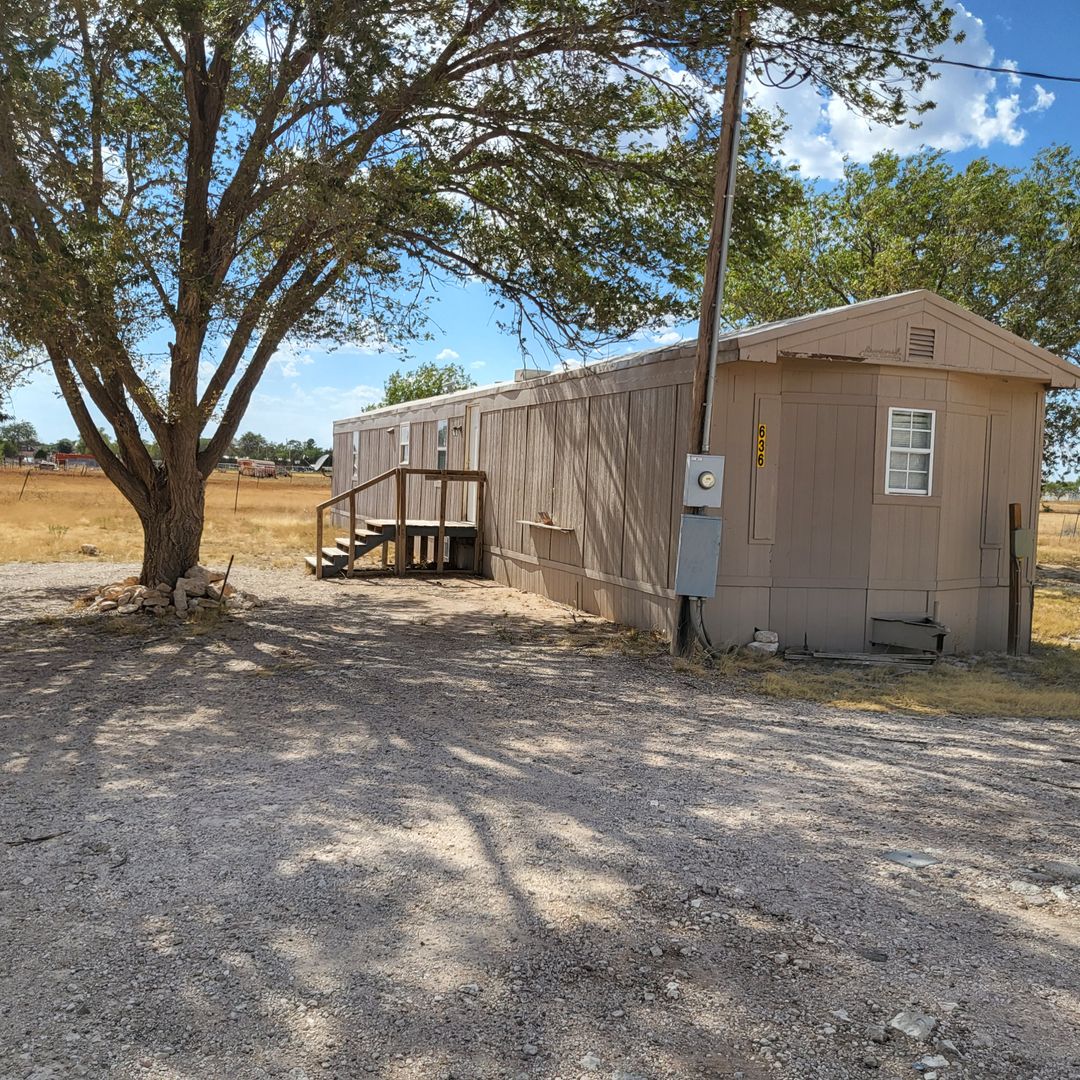Portales House: 636 S RR Q 1/2